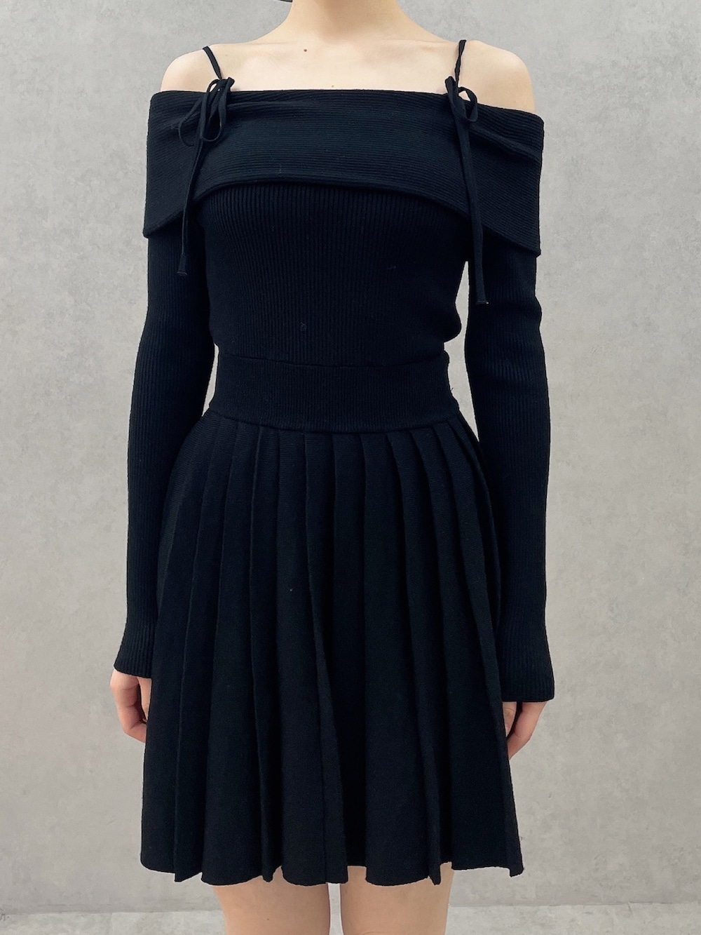 ブラック系のサンダル、ブラック系のワンピース、ブラック系のバレッタ/ヘアクリップを着用したレディースの春コーディネートの5枚目の写真