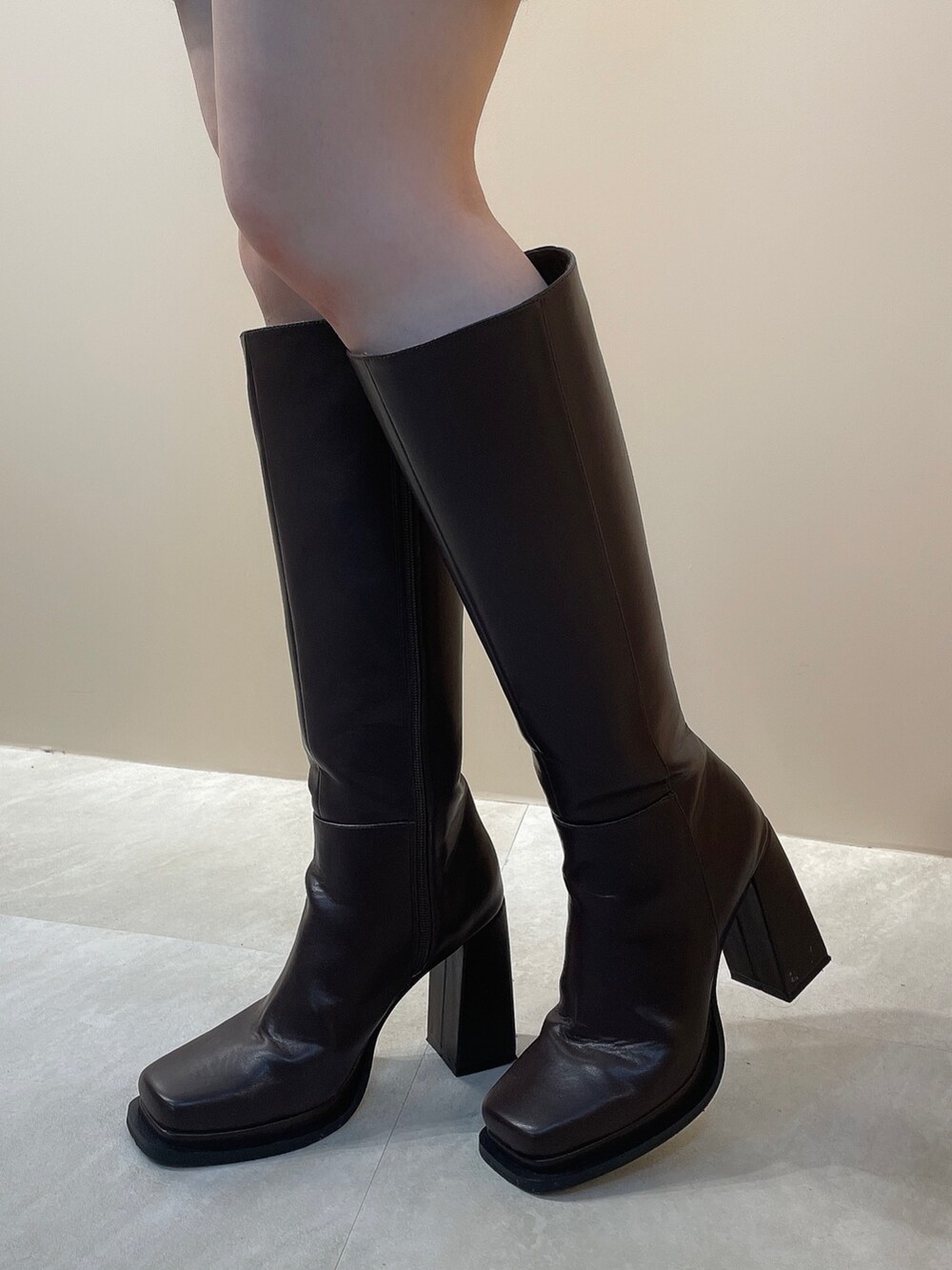 その他のスカート、その他のテーラードジャケット、ホワイト系のニット/セーターを着用したレディースの秋コーディネートの7枚目の写真