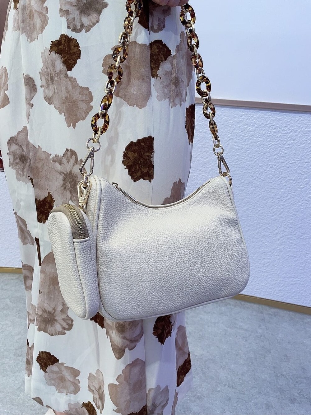 ホワイト系のサンダル、その他のスカート、その他のショルダーバッグを着用したレディースの春コーディネートの10枚目の写真