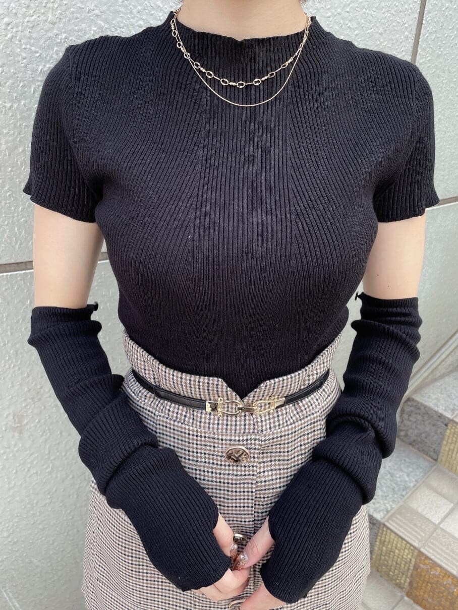 その他のその他パンツ、ブラック系のブーツ、ブラック系のニット/セーターを着用したレディースの秋コーディネートの5枚目の写真