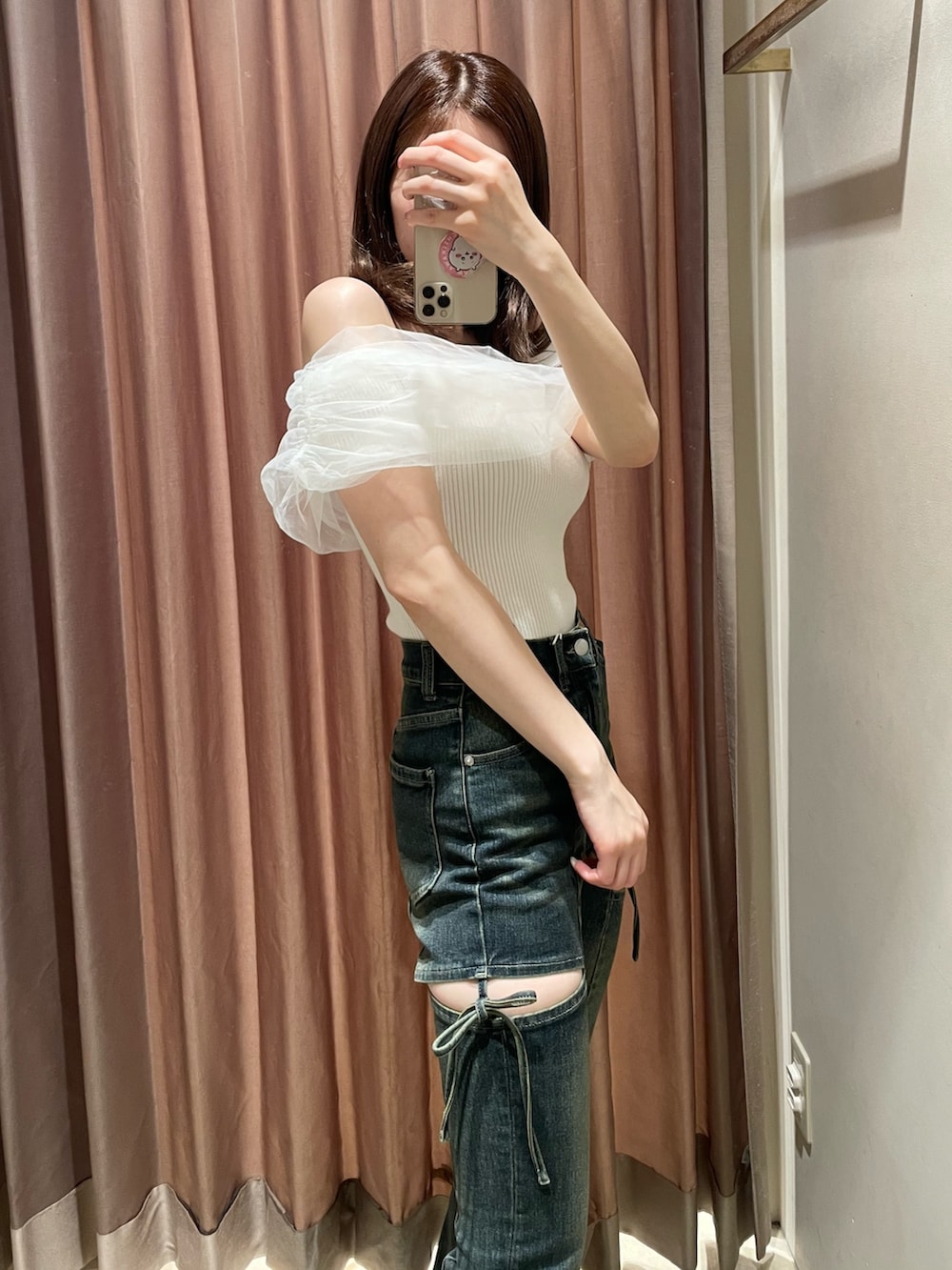 ホワイト系のニット/セーター、ブルー系のデニムパンツ、ベージュ系のサンダルを着用したレディースの春コーディネートの7枚目の写真