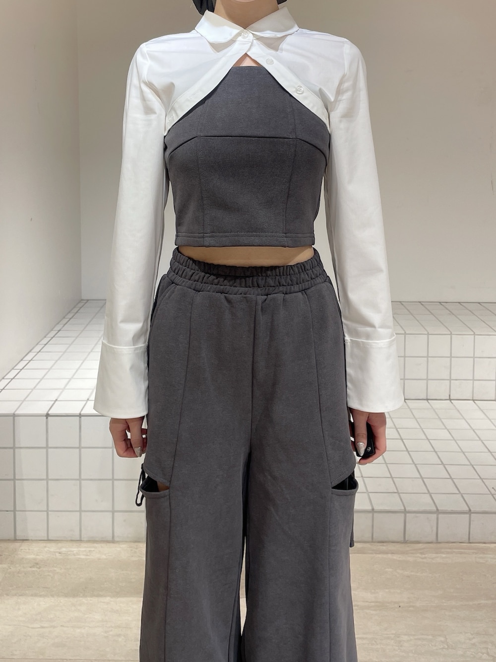 グレー系のTシャツ/カットソー、グレー系のその他パンツ、ブラック系のブーツを着用したレディースの春コーディネートの4枚目の写真