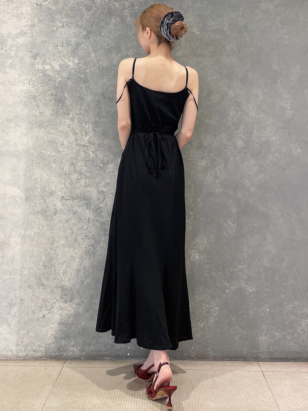 ブラック系のワンピース、レッド系のパンプス、グレー系のシュシュを着用したレディースの夏コーディネートの4枚目の写真