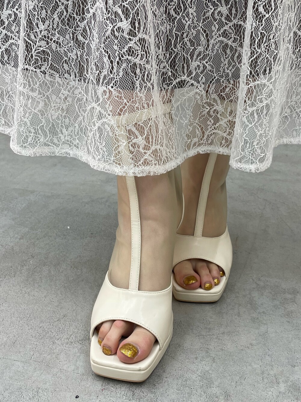 その他のシャツ/ブラウス、ホワイト系のデニムパンツ、ホワイト系のブーツを着用したレディースの春コーディネートの7枚目の写真