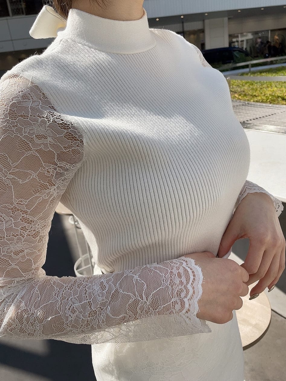 ホワイト系のスカート、ホワイト系のパンプス、ホワイト系のニット/セーターを着用したレディースの春コーディネートの4枚目の写真