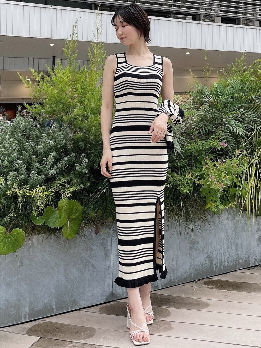 ホワイト系のサンダル、その他のワンピース、その他のカーディガン/ボレロを着用したレディースの夏コーディネートの2枚目の写真