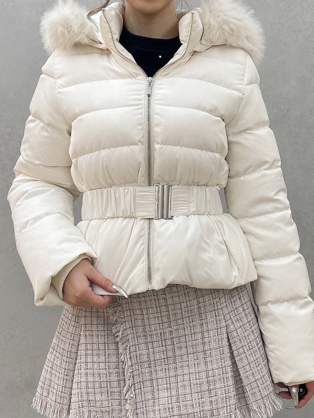 ホワイト系のダウンジャケット/コート、パープル系のスカート、ブラック系のブーツを着用したレディースの秋コーディネートの9枚目の写真