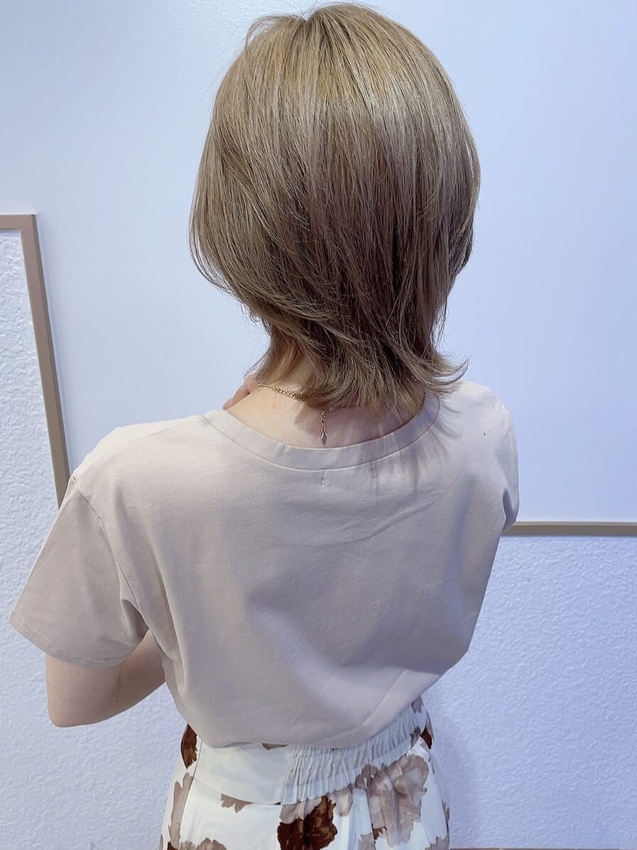 ホワイト系のサンダル、その他のスカート、その他のショルダーバッグを着用したレディースの春コーディネートの6枚目の写真