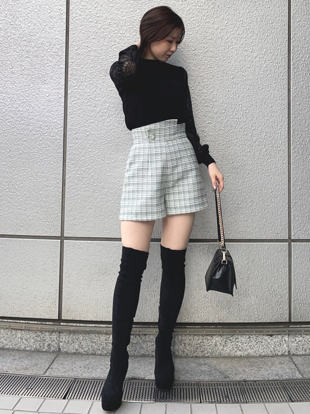 ブルー系のテーラードジャケット、ブルー系のその他パンツ、ブラック系のニット/セーターを着用したレディースの秋コーディネートの4枚目の写真