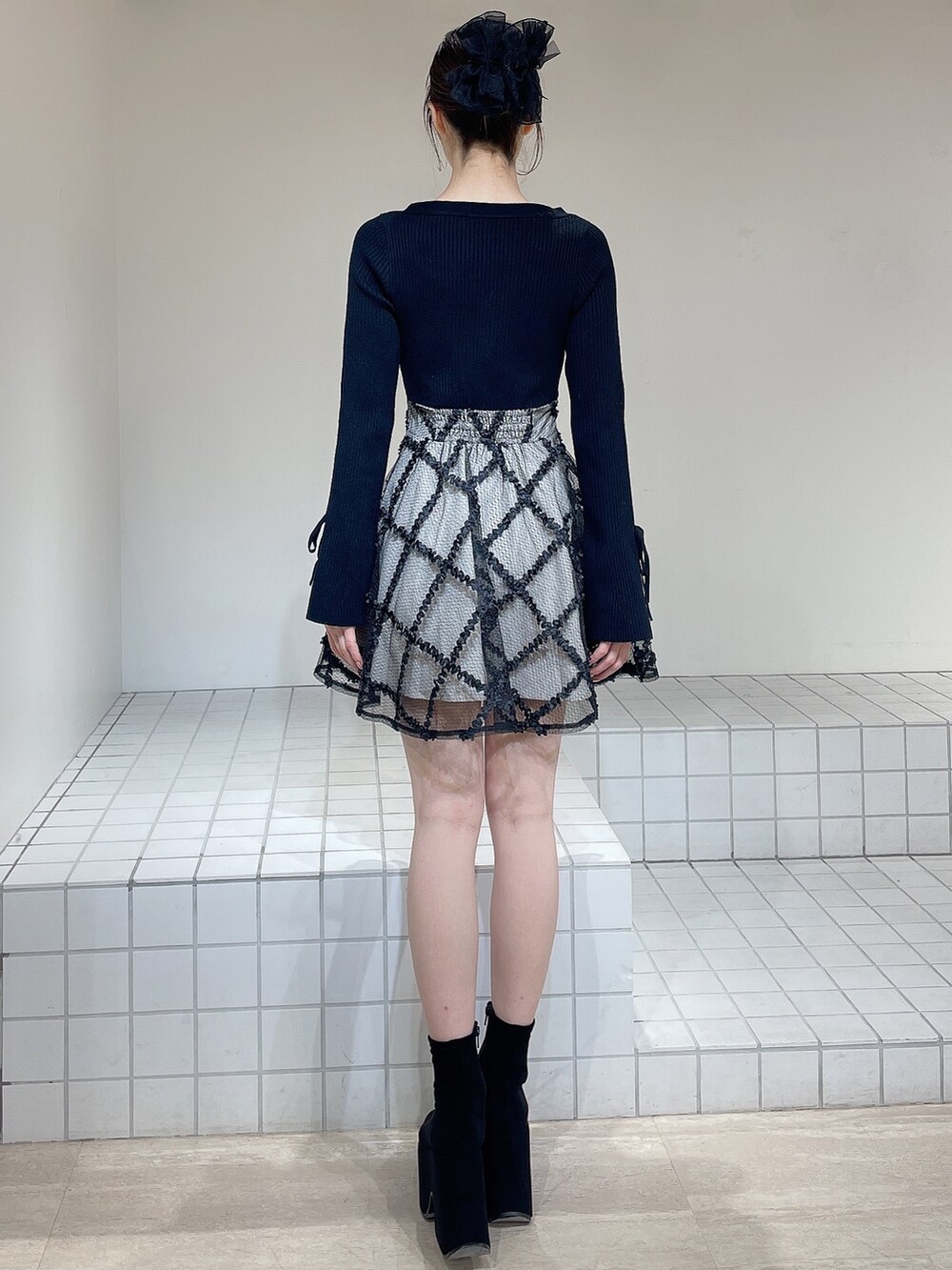 ブラック系のワンピース、ブラック系のブーツ、ブラック系のバレッタ/ヘアクリップを着用したレディースの冬コーディネートの4枚目の写真