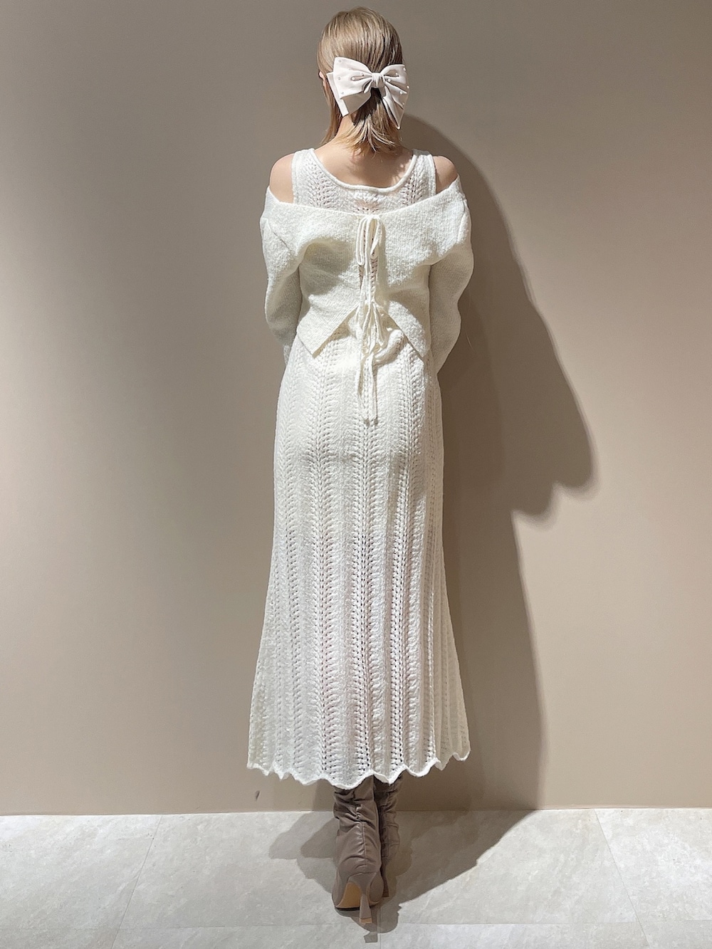 ホワイト系のその他アウター、ホワイト系のワンピース、ベージュ系のブーツを着用したレディースの秋コーディネートの8枚目の写真