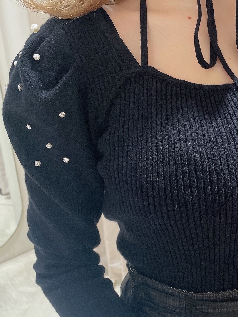 ブラック系のニット/セーター、その他のスカート、ブラック系のブーツを着用したレディースの冬コーディネートの4枚目の写真