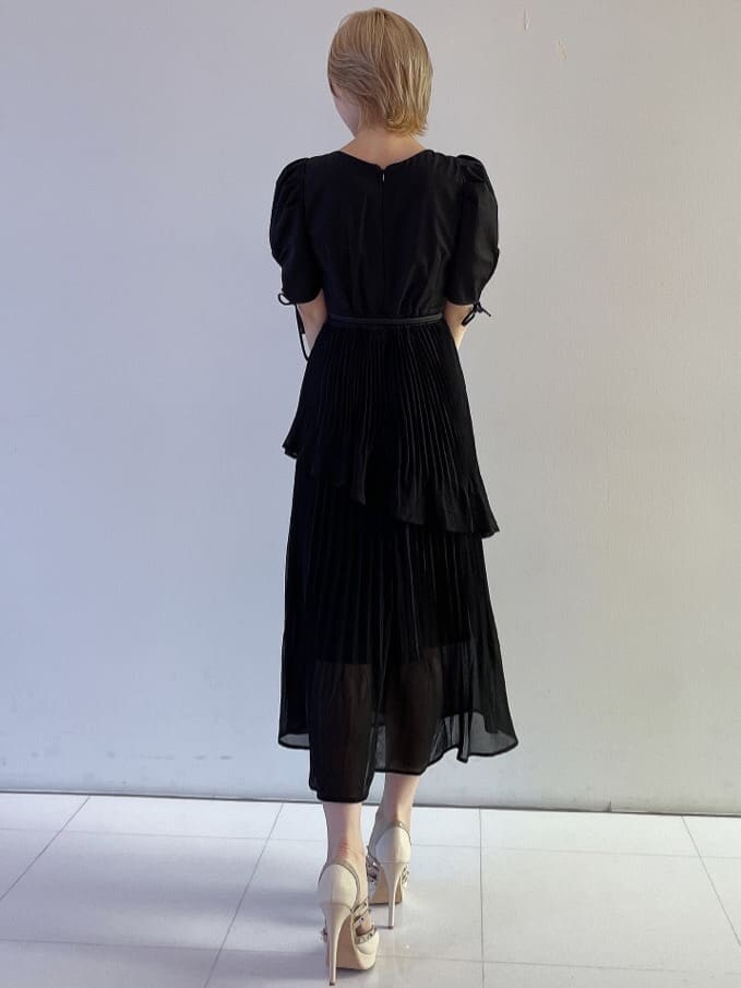 ホワイト系のハンドバッグ、ブラック系のワンピース、ベージュ系のパンプスを着用したレディースの夏コーディネートの4枚目の写真