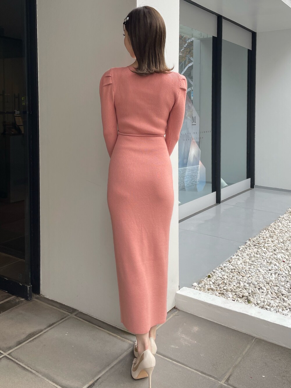 オレンジ系のワンピース、ホワイト系のパンプスを着用したレディースの秋コーディネートの4枚目の写真