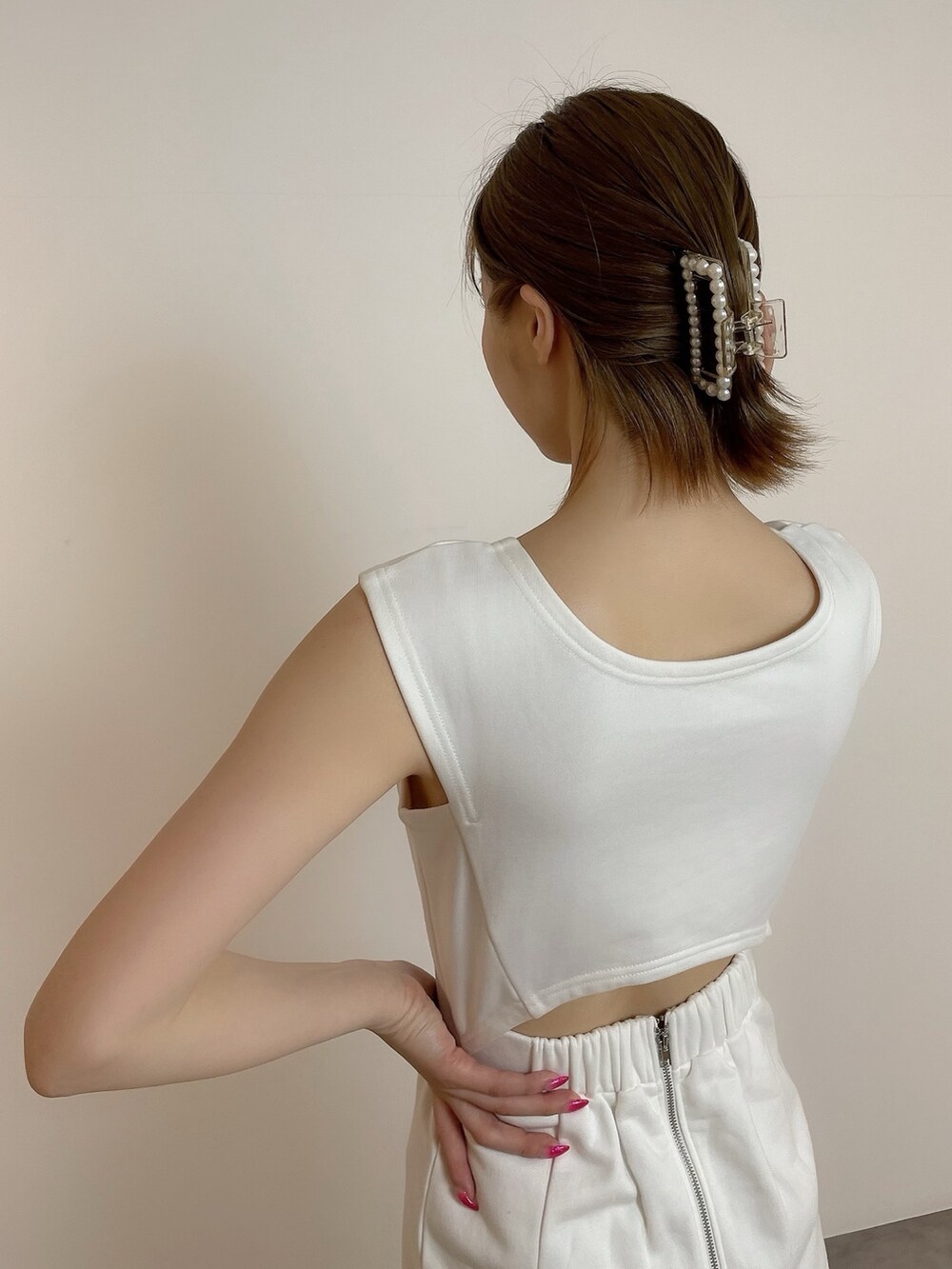 ホワイト系のワンピース、ホワイト系のサンダルを着用したレディースの春コーディネートの5枚目の写真