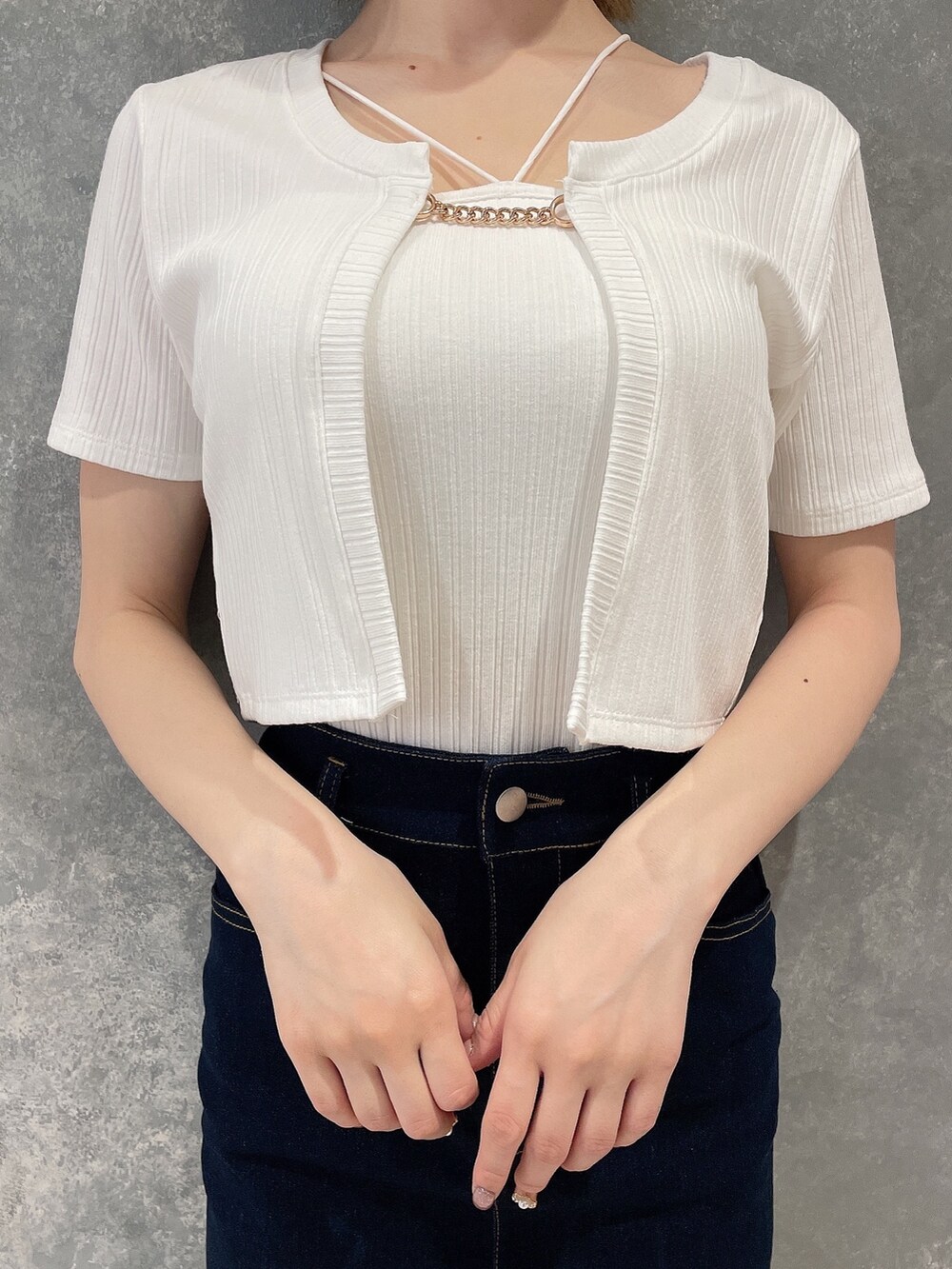 ホワイト系のカーディガン/ボレロ、ブルー系のスカート、ホワイト系のサンダルを着用したレディースの春コーディネートの7枚目の写真