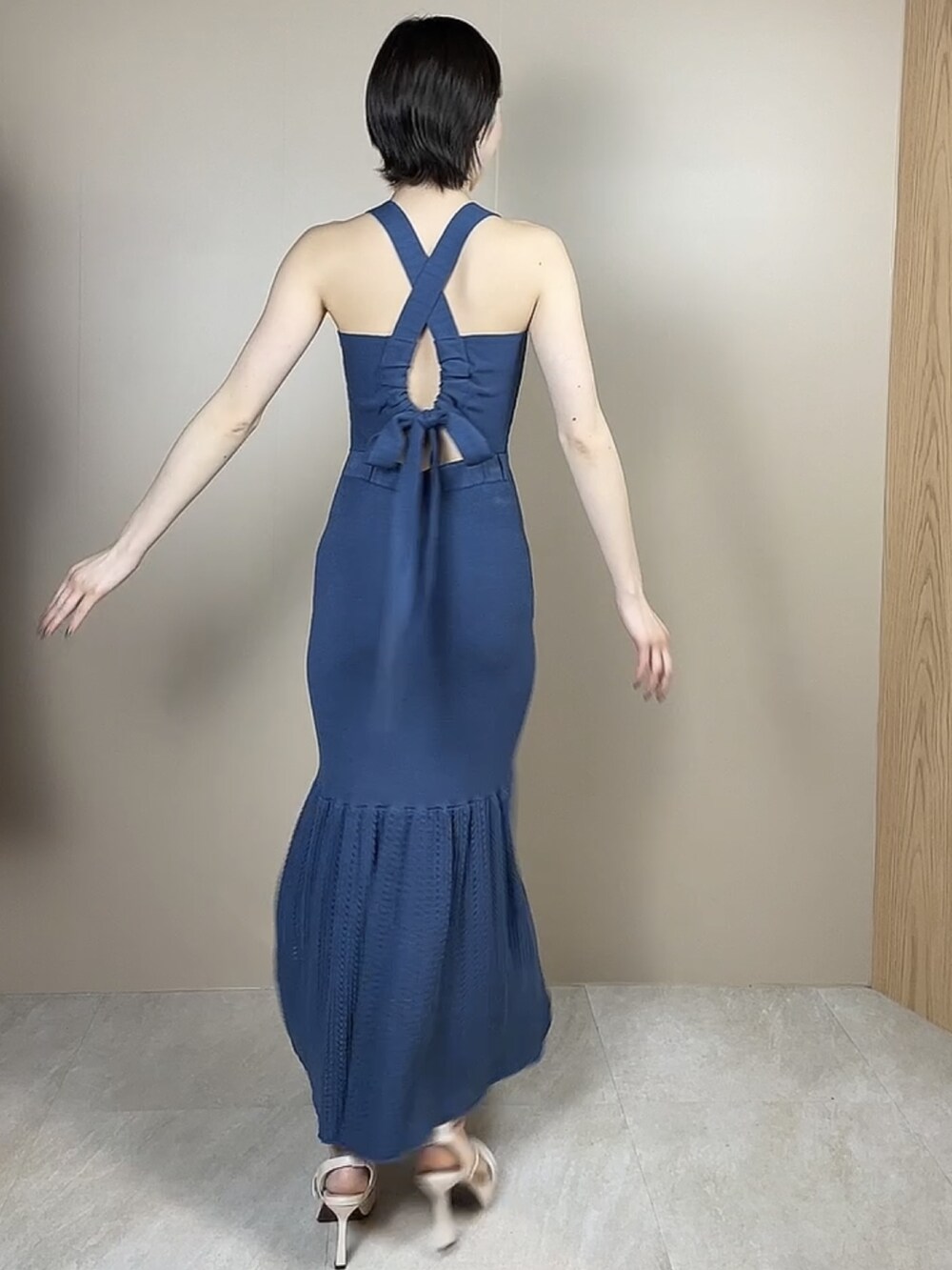 ホワイト系のサンダル、ブルー系のワンピースを着用したレディースの春コーディネートの3枚目の写真