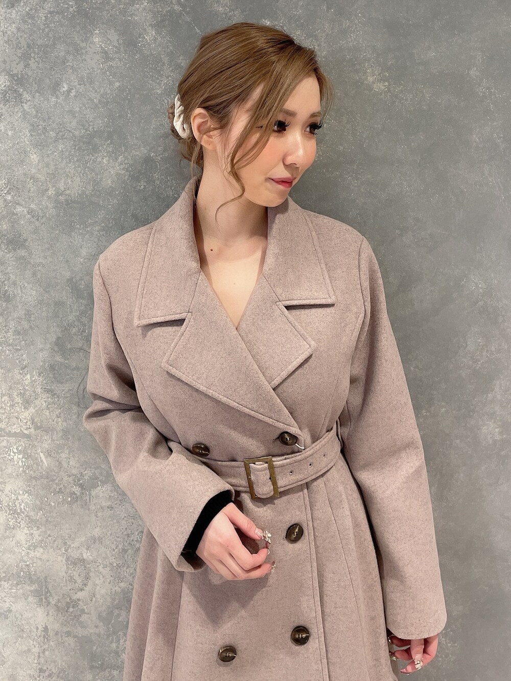 ブラウン系のその他アウター、ブラック系のブーツ、ブラック系のワンピースを着用したレディースの秋コーディネートの7枚目の写真