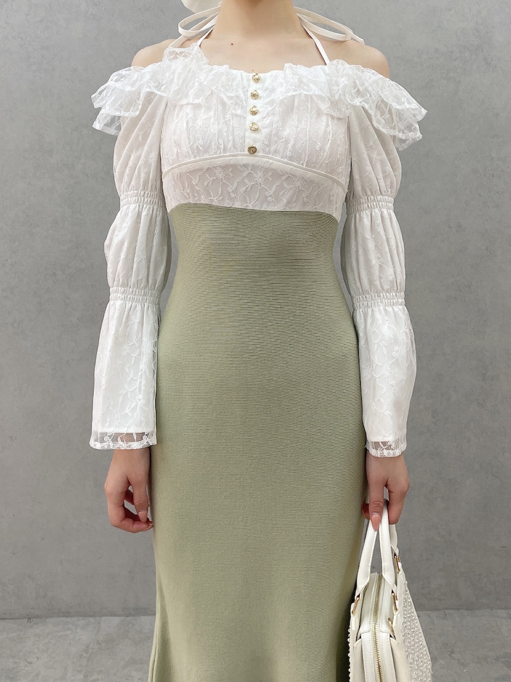 グリーン系のワンピース、ホワイト系のハンドバッグ、ホワイト系のサンダルを着用したレディースの春コーディネートの5枚目の写真