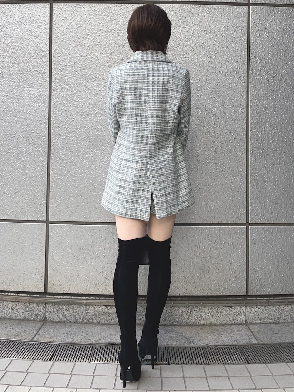 ブルー系のテーラードジャケット、ブルー系のその他パンツ、ブラック系のニット/セーターを着用したレディースの秋コーディネートの3枚目の写真