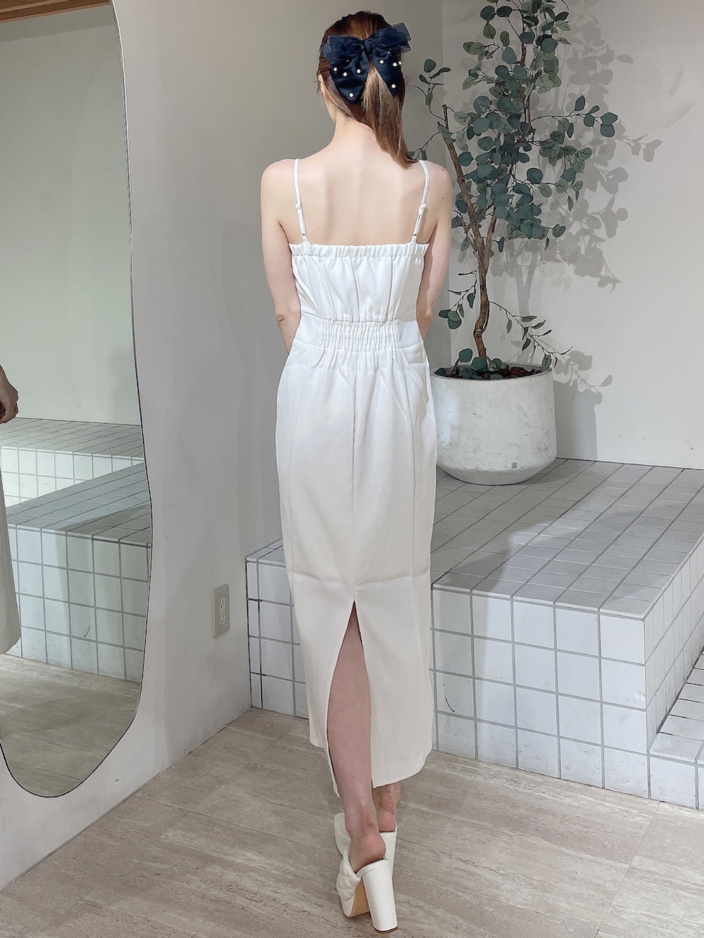 ホワイト系のニット/セーター、ホワイト系のワンピース、ホワイト系のサンダルを着用したレディースの夏コーディネートの6枚目の写真