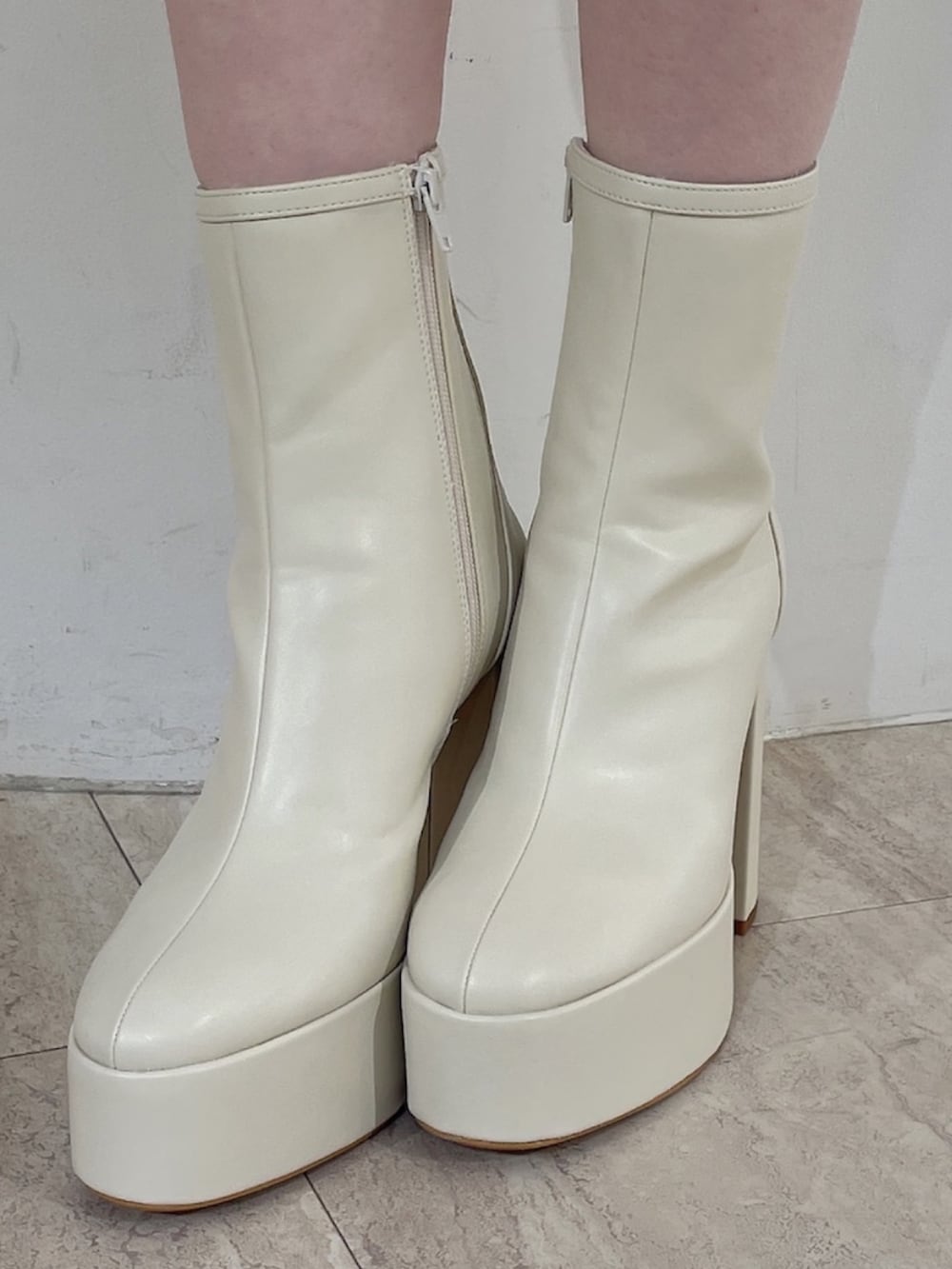 ピンク系のテーラードジャケット、ホワイト系のニット/セーター、ブルー系のデニムパンツを着用したレディースの冬コーディネートの10枚目の写真