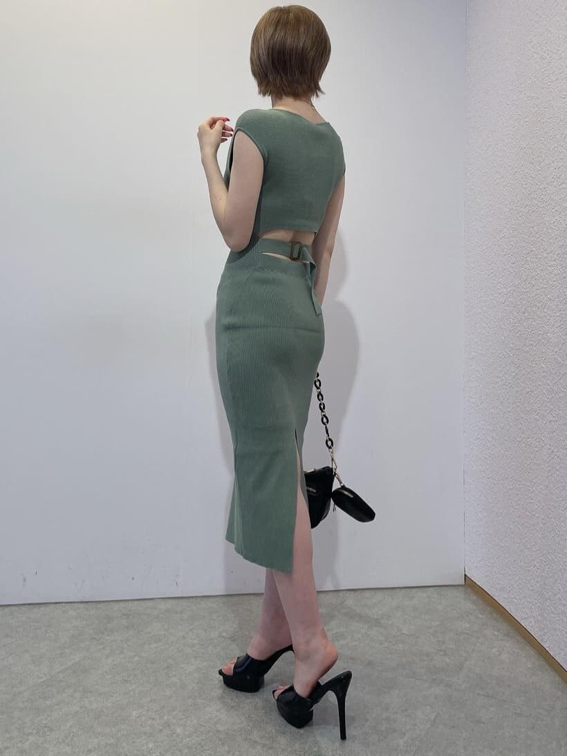 ブラック系のサンダル、ブラック系のショルダーバッグ、グリーン系のワンピースを着用したレディースの夏コーディネートの2枚目の写真