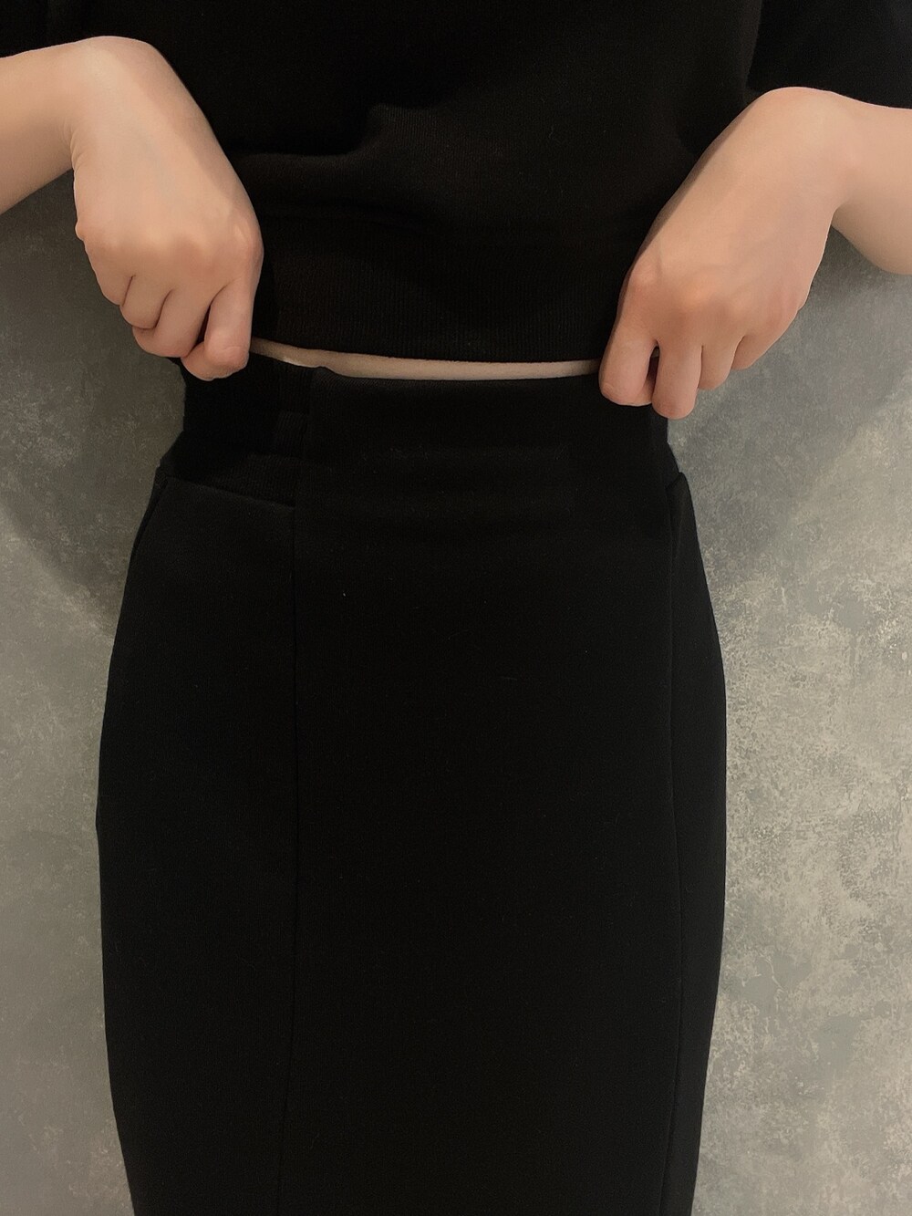 ブラック系のサンダル、ブラック系のスカート、ブラック系のスウェットを着用したレディースの春コーディネートの7枚目の写真