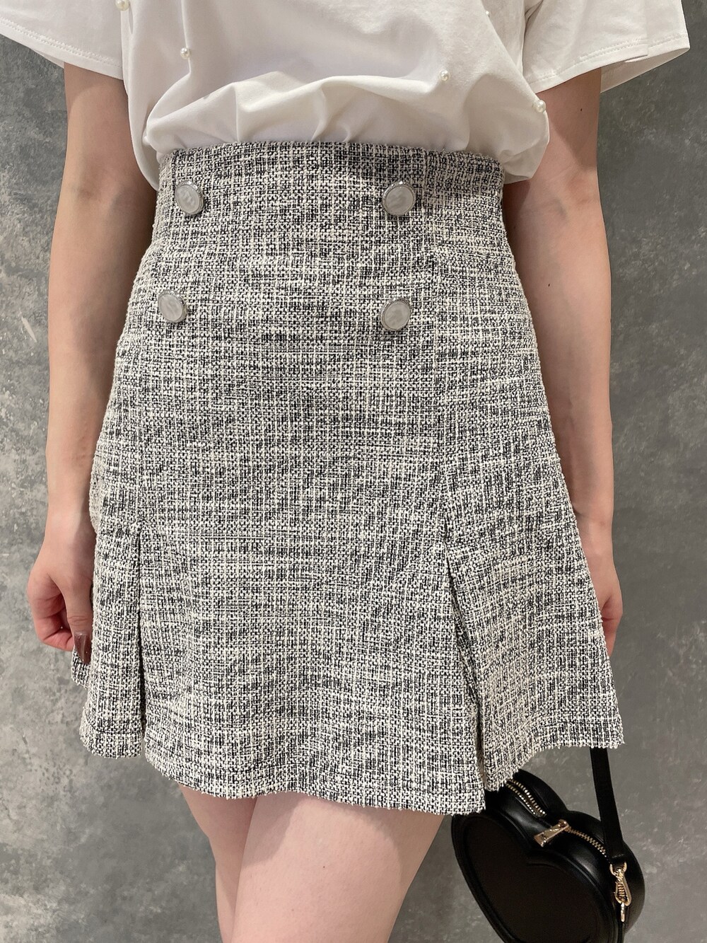 ブラック系のショルダーバッグ、ホワイト系のTシャツ/カットソー、ブラック系のその他パンツを着用したレディースの夏コーディネートの6枚目の写真