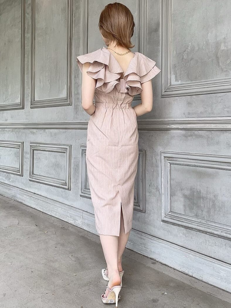 ホワイト系のサンダル、ブラウン系のショルダーバッグ、オレンジ系のワンピースを着用したレディースの春コーディネートの5枚目の写真