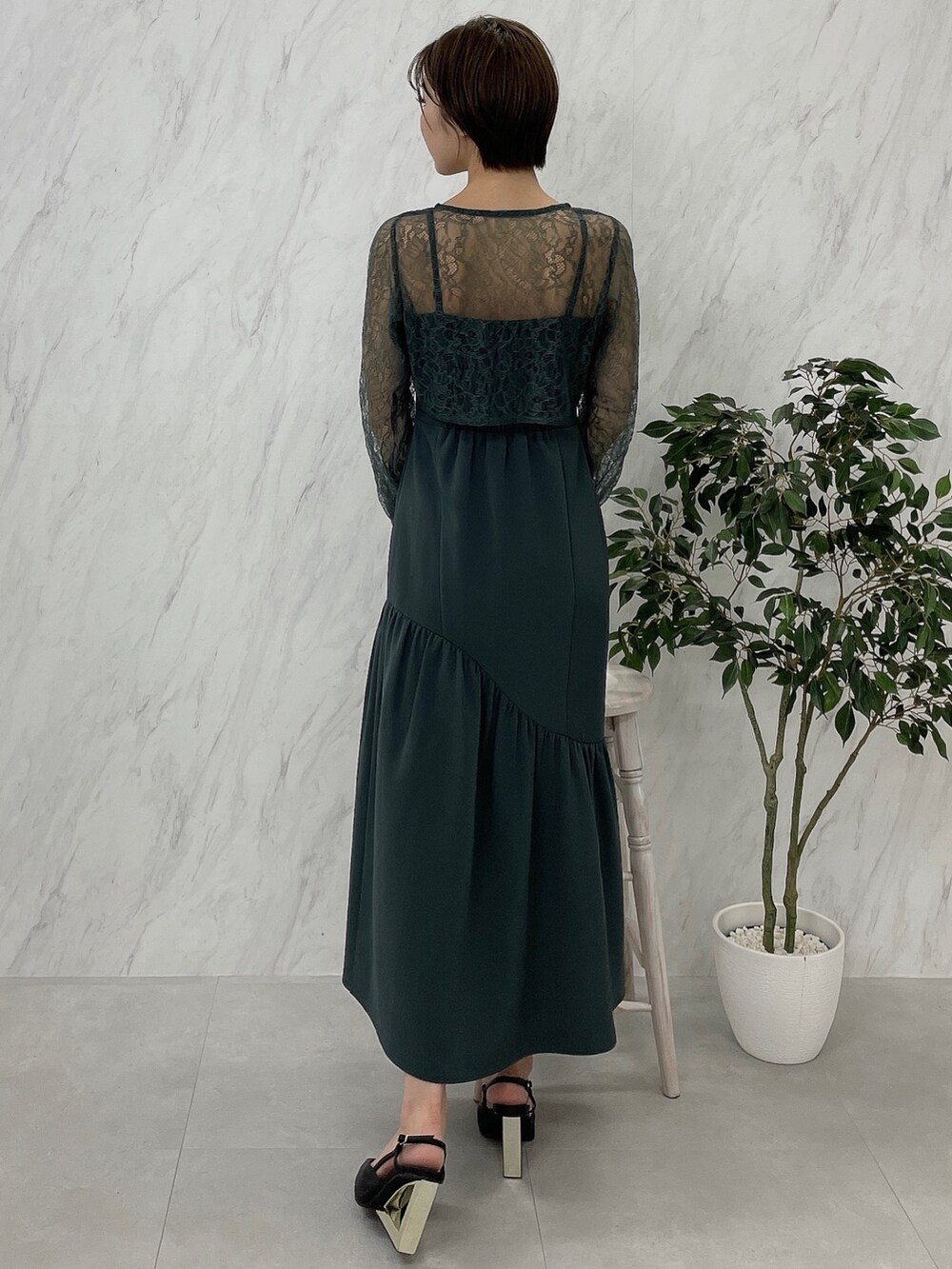 ブラック系のサンダル、グリーン系のワンピースを着用したレディースの秋コーディネートの5枚目の写真