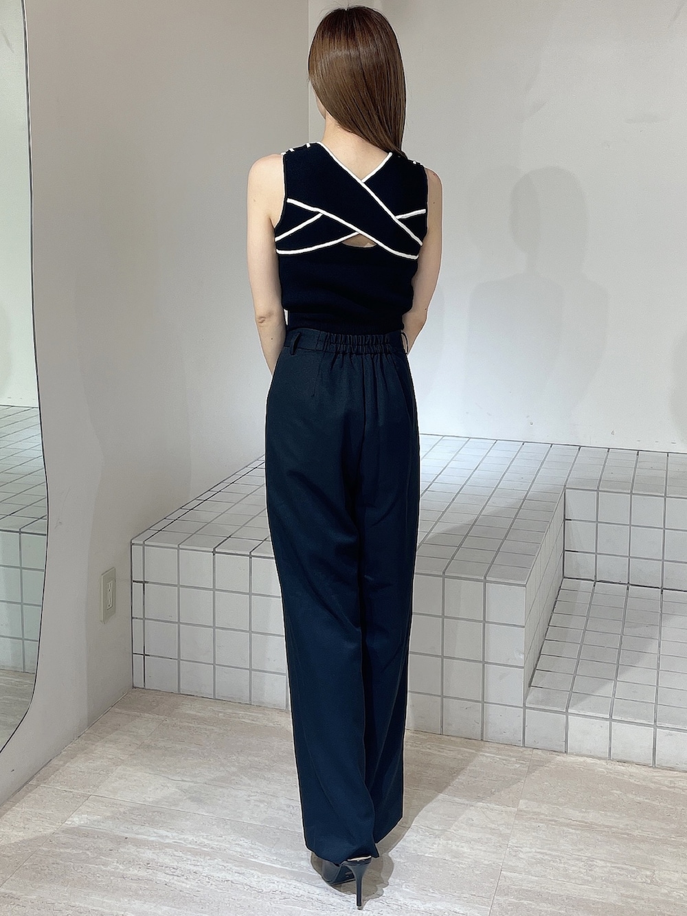 ブラック系のパンプス、ブラック系のタンクトップ、ブラック系のその他パンツを着用したレディースの夏コーディネートの4枚目の写真