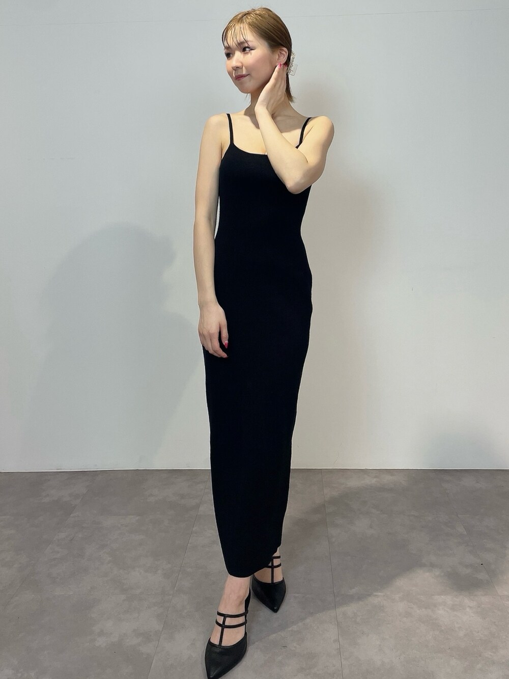 ブラック系のワンピース、ブラック系のパンプスを着用したレディースの冬コーディネートの5枚目の写真