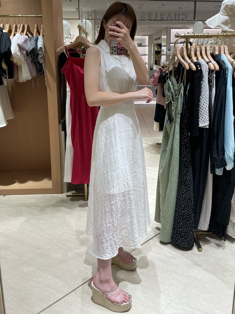 ホワイト系のワンピース、ホワイト系のサンダルを着用したレディースの夏コーディネートの3枚目の写真