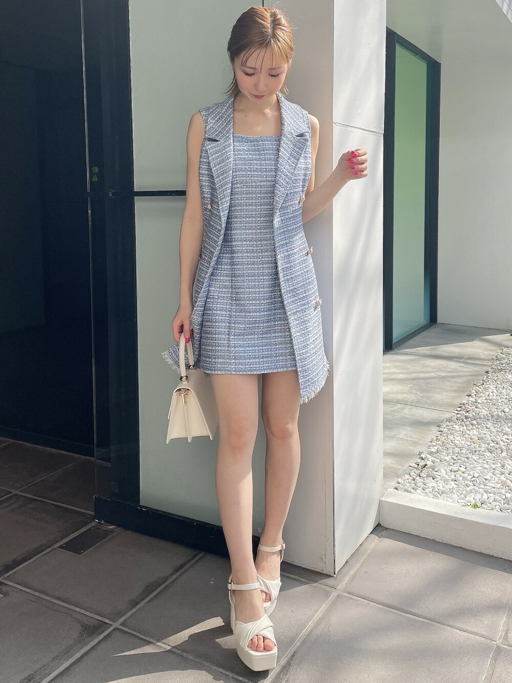 ホワイト系のハンドバッグ、ブルー系のワンピース、ブルー系のワンピースを着用したレディースの春コーディネートの3枚目の写真