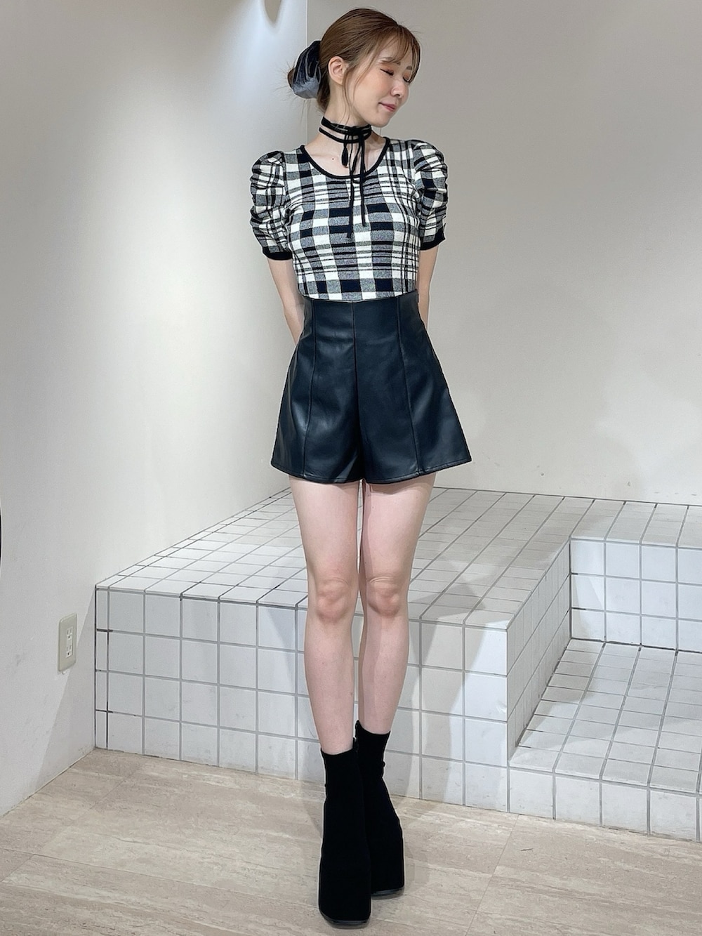 ブラック系のダウンジャケット/コート、その他のニット/セーター、ブラック系のその他パンツを着用したレディースの秋コーディネートの5枚目の写真