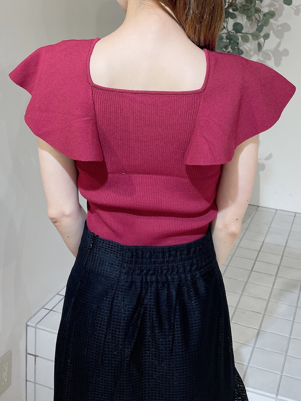 ブラック系のサンダル、レッド系のニット/セーター、ブラック系のスカートを着用したレディースの夏コーディネートの5枚目の写真