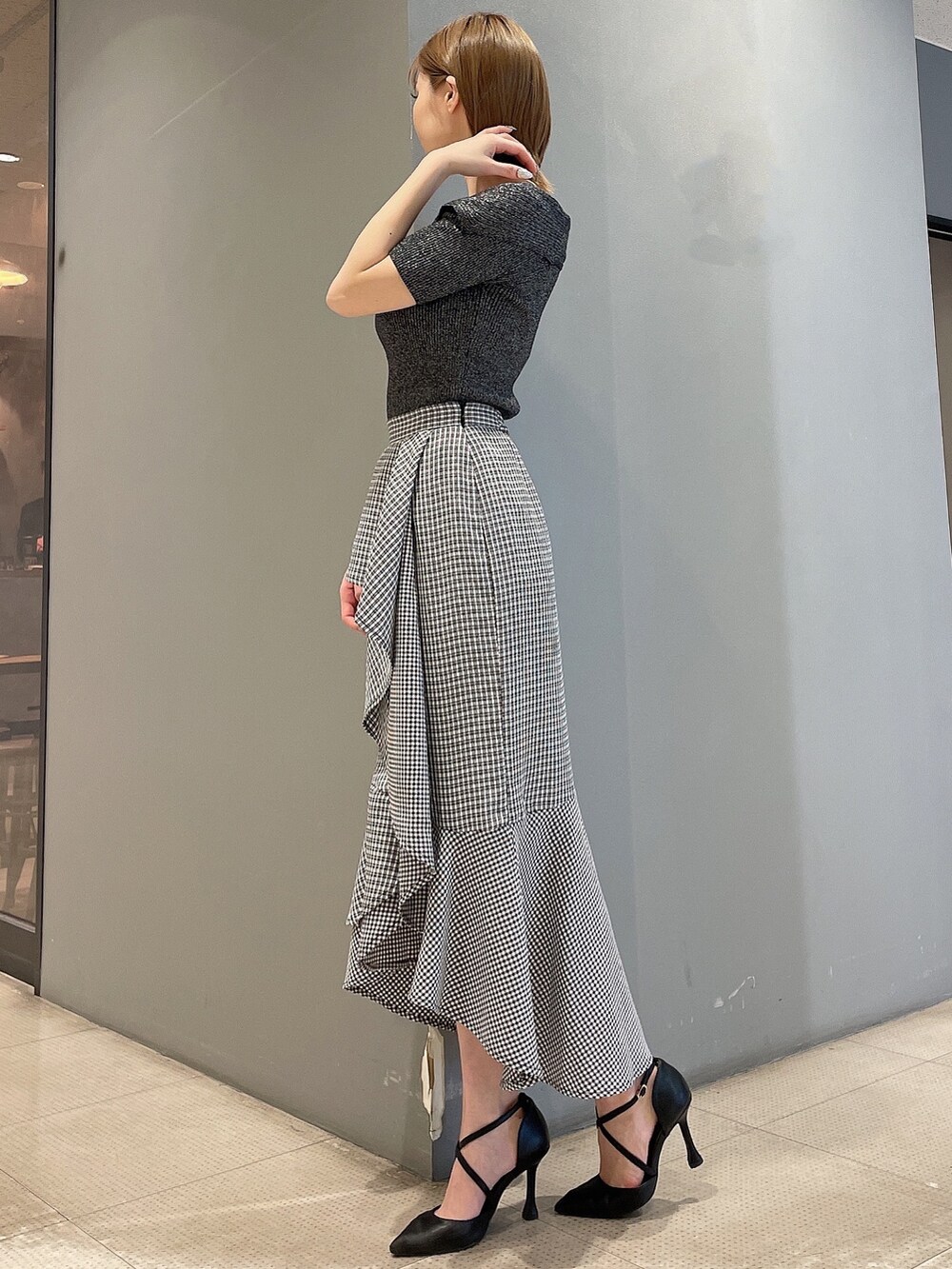 ブラック系のニット/セーター、ブラック系のライダースジャケット、その他のスカートを着用したレディースの春コーディネートの5枚目の写真