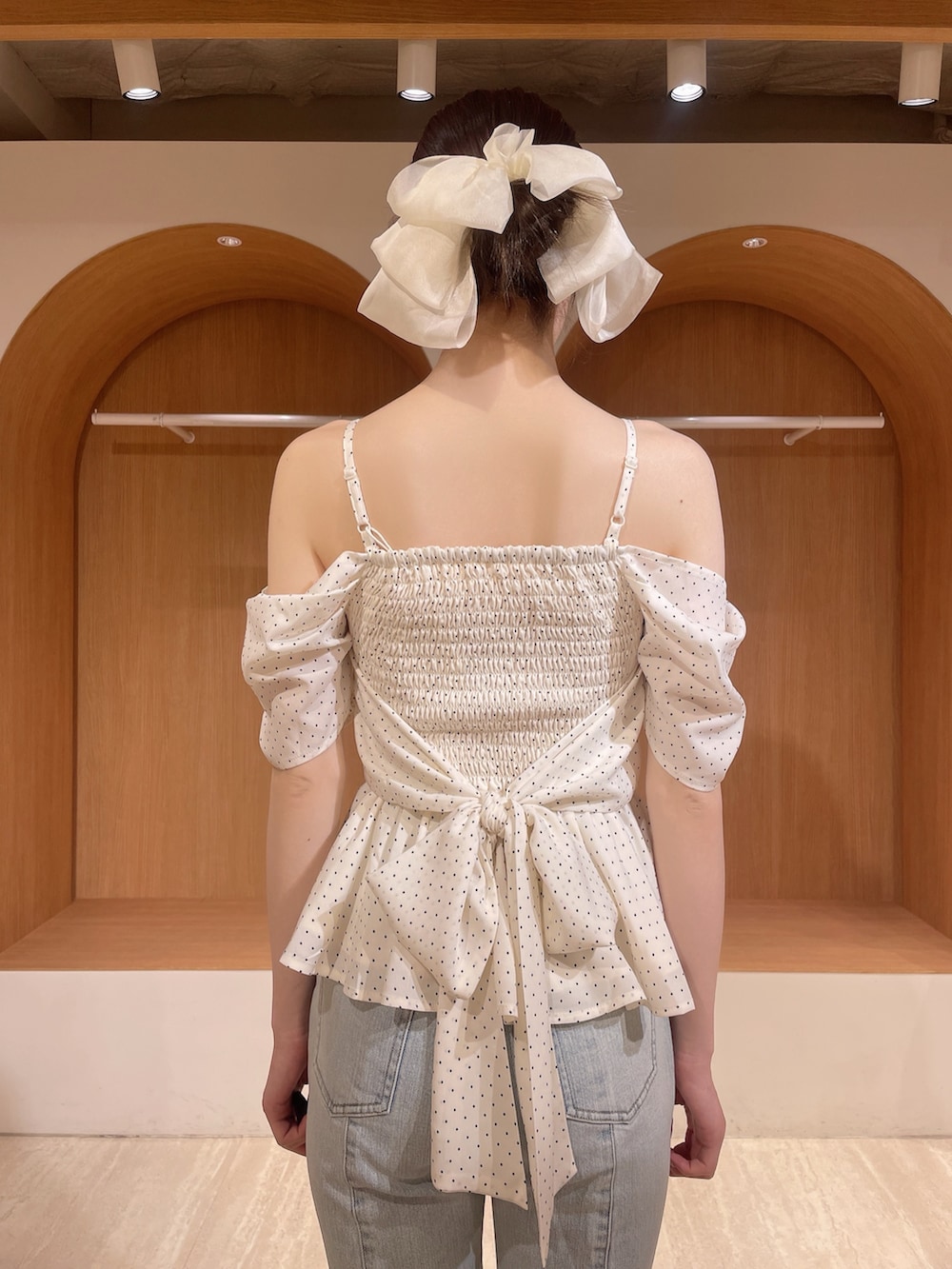 ホワイト系のその他アウター、ホワイト系のシャツ/ブラウス、ブルー系のデニムパンツを着用したレディースの春コーディネートの8枚目の写真