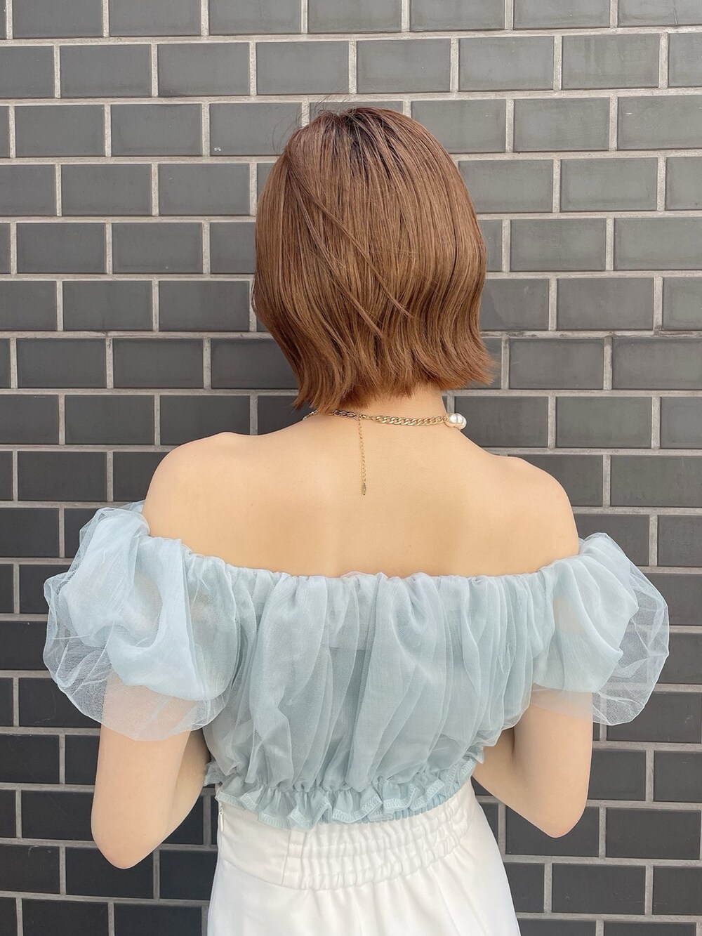 ブルー系のシャツ/ブラウス、ホワイト系のスカート、ホワイト系のサンダルを着用したレディースの春コーディネートの7枚目の写真