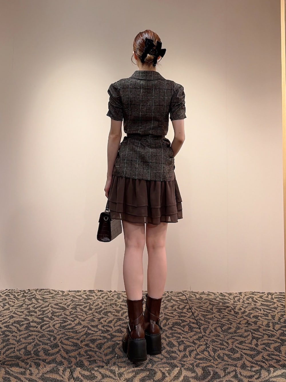 その他のワンピース、ブラック系のバレッタ/ヘアクリップを着用したレディースの夏コーディネートの3枚目の写真