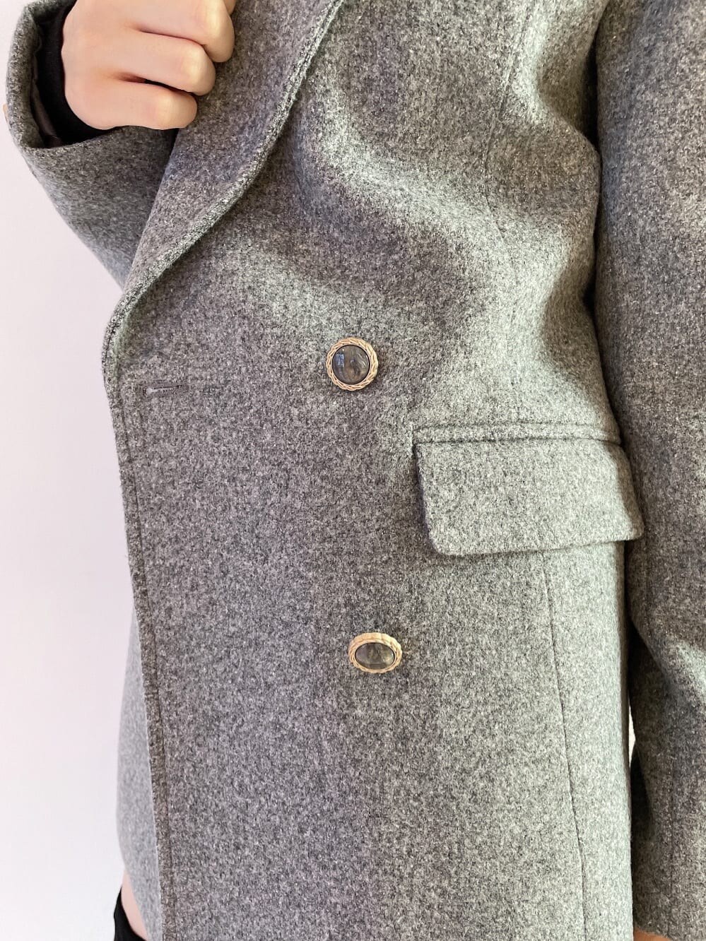 ブラック系のブーツ、グレー系のその他パンツ、ブラック系のハンドバッグを着用したレディースの秋コーディネートの8枚目の写真