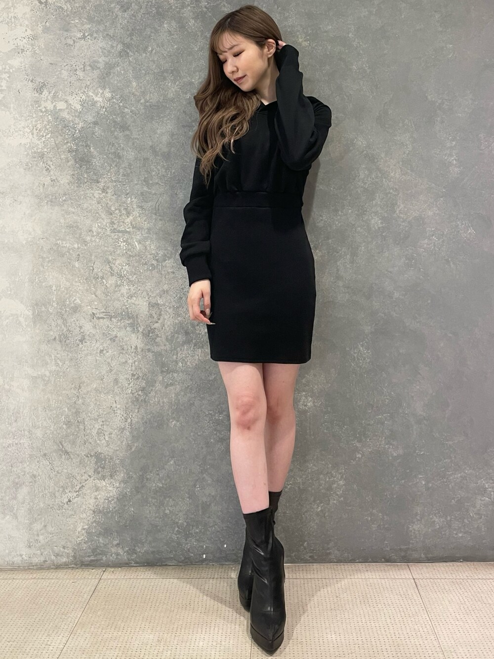 ブラック系のワンピース、ブラック系のブーツを着用したレディースの秋コーディネートの2枚目の写真