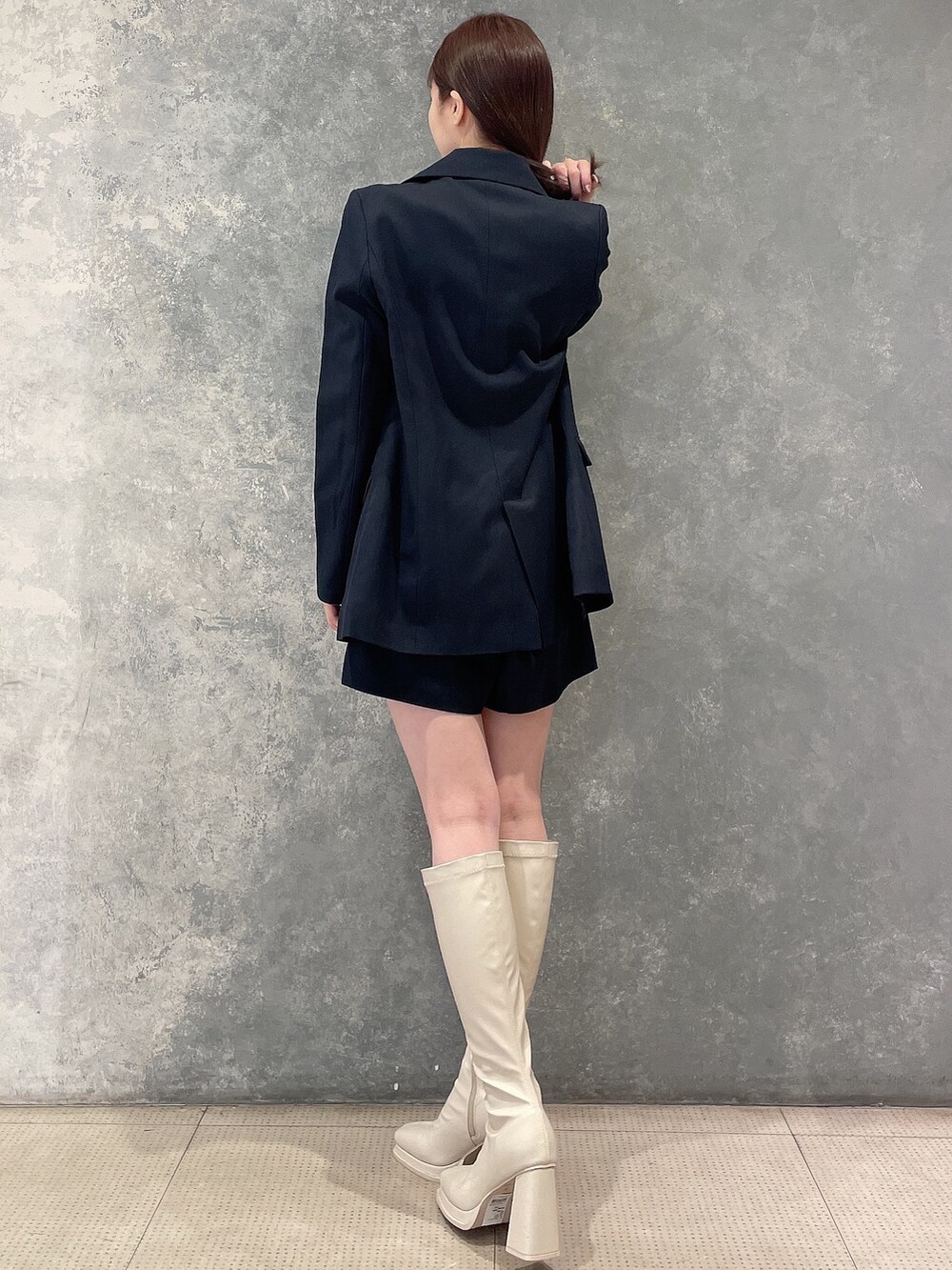 ブルー系のテーラードジャケット、ブルー系のその他パンツ、ホワイト系のニット/セーターを着用したレディースの冬コーディネートの3枚目の写真