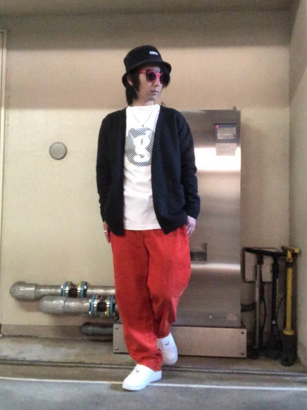 ホワイト系のスニーカー、ホワイト系のTシャツ/カットソー、ブラック系のハットを着用したメンズの秋コーディネートの5枚目の写真