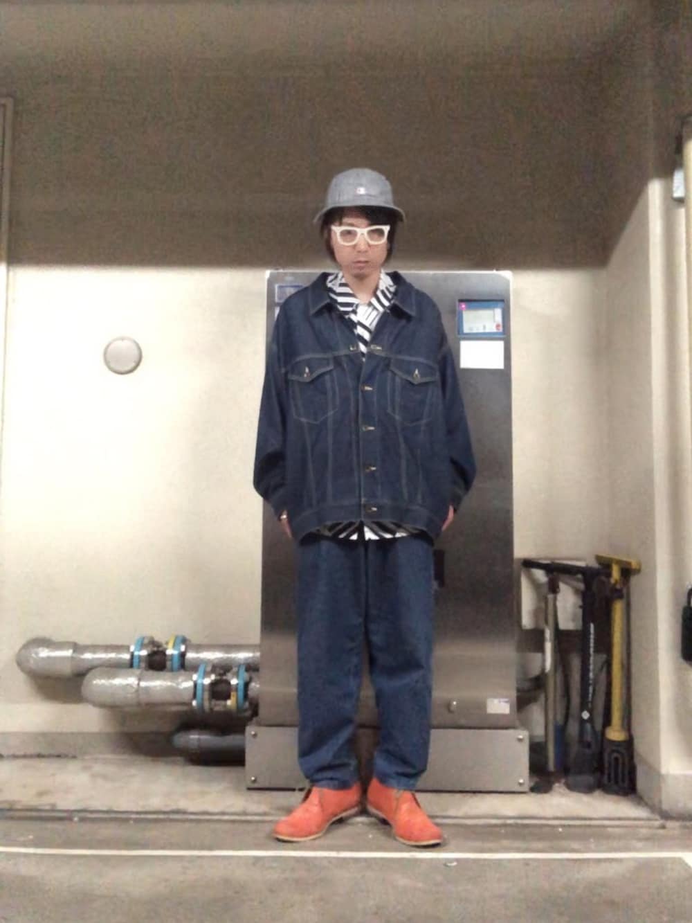 オレンジ系のブーツ、ブルー系のデニムジャケット、その他のシャツ/ブラウスを着用したメンズの秋コーディネートの4枚目の写真