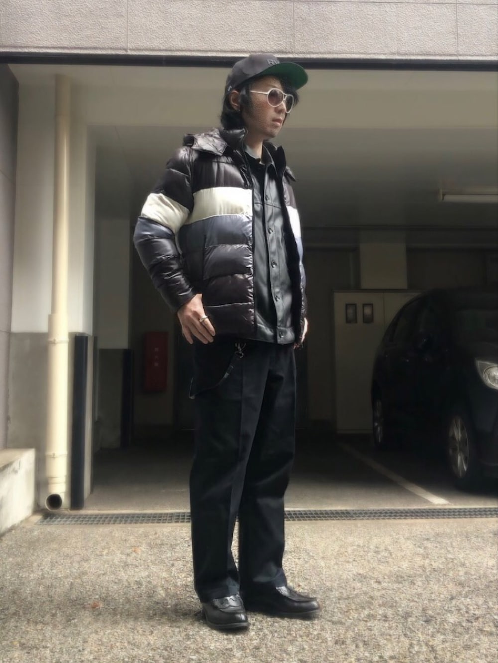 ブルー系のチノパンツ、ブラック系のローファー、ブラック系のキャップを着用したメンズの冬コーディネートの4枚目の写真