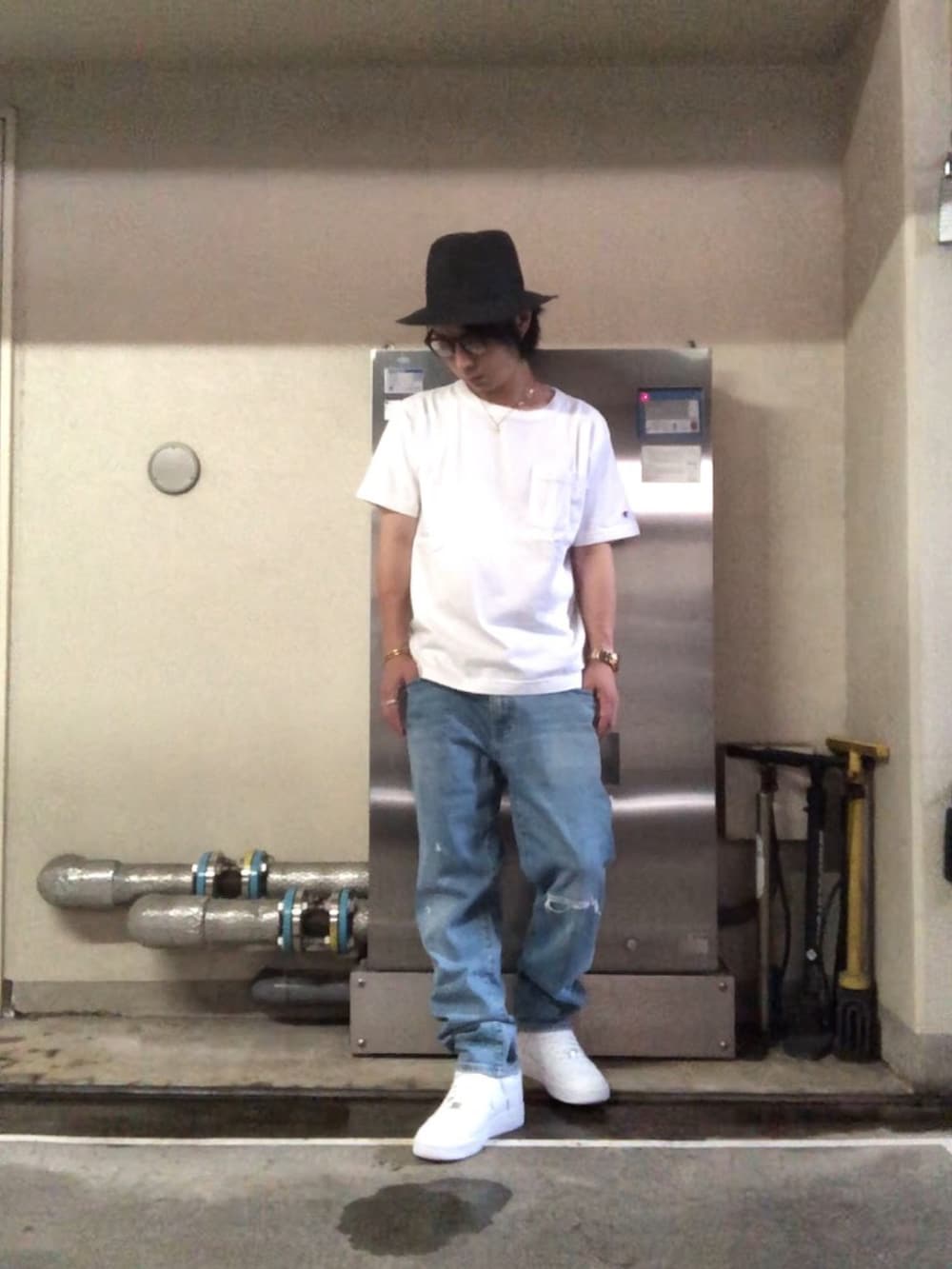 ホワイト系のスニーカー、ホワイト系のTシャツ/カットソー、ゴールド系のネックレスを着用したメンズの秋コーディネートの2枚目の写真