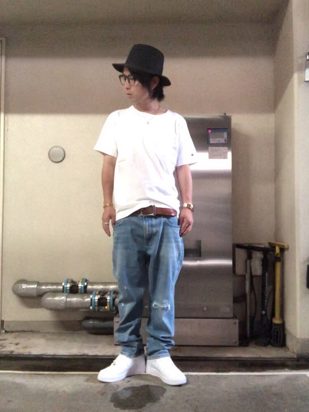 ホワイト系のスニーカー、ホワイト系のTシャツ/カットソー、ゴールド系のネックレスを着用したメンズの秋コーディネートの4枚目の写真