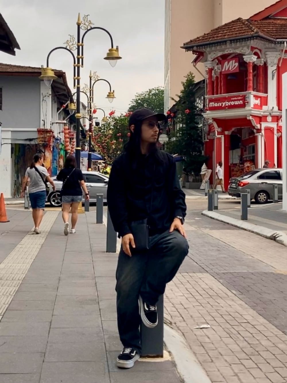 ブラック系のサンダル、ホワイト系のシャツ/ブラウス、ベージュ系のチノパンツを着用したメンズの夏コーディネートの5枚目の写真